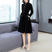 Load image into Gallery viewer, Women&#39;s European and American Hepburn style black thin retro collar velvet dress